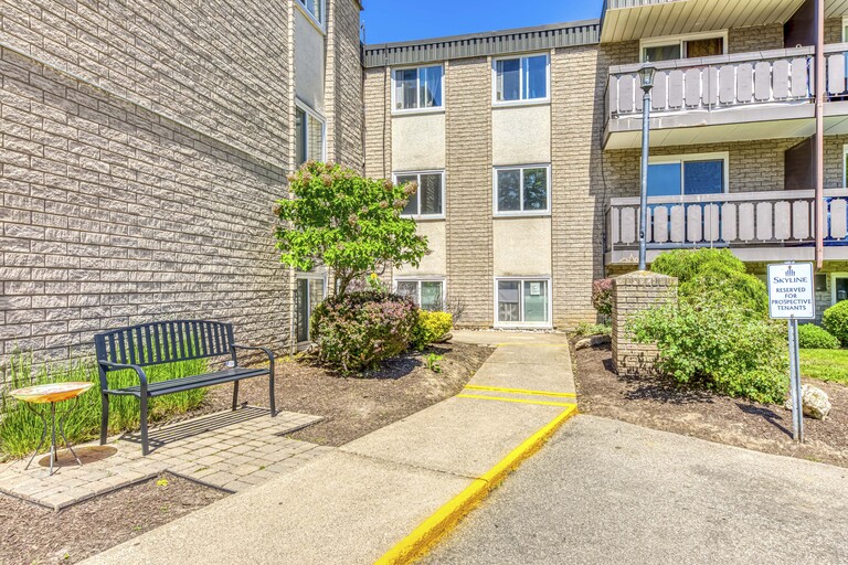Lakeside Gardens Apartments