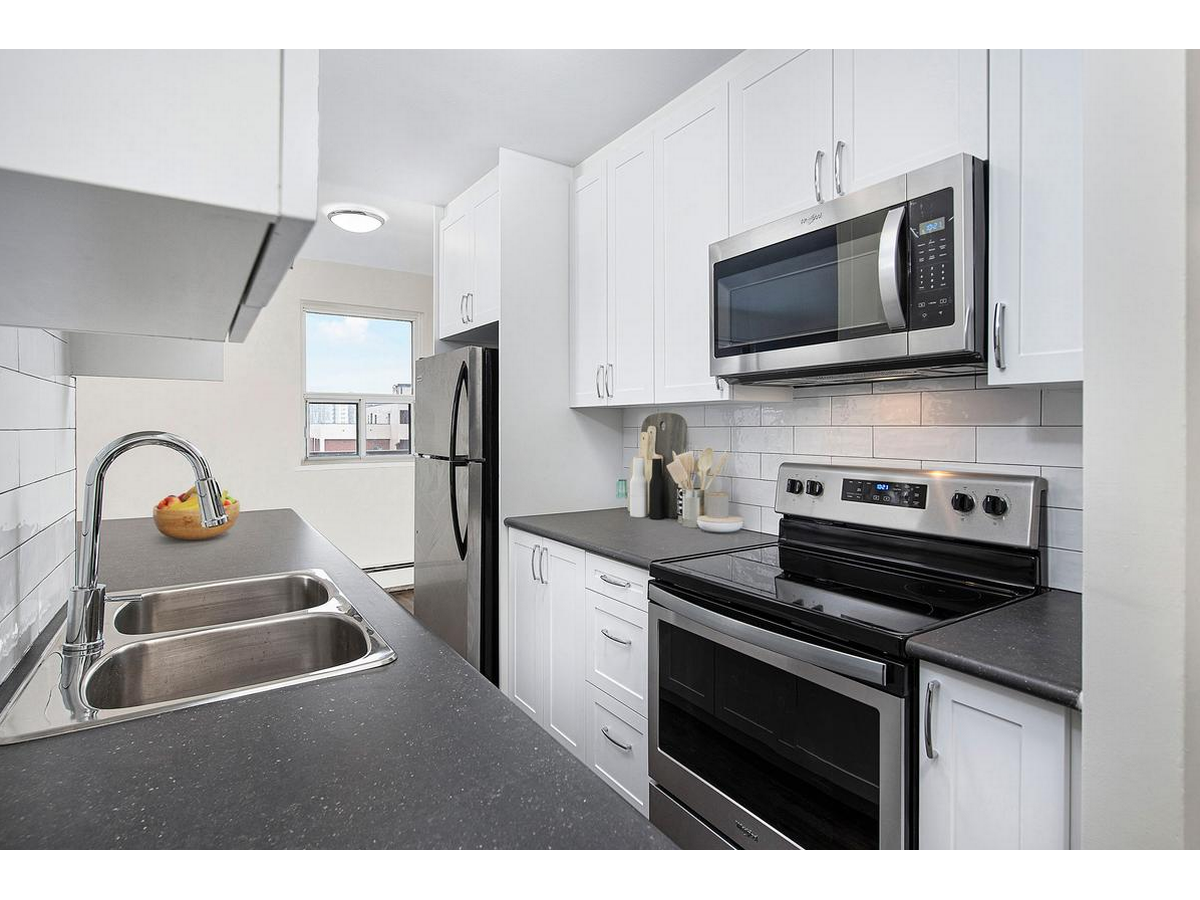 3388 Bathurst Street / 2 Khedive Avenue, Toronto, ON M6A 2B9 — photo 1