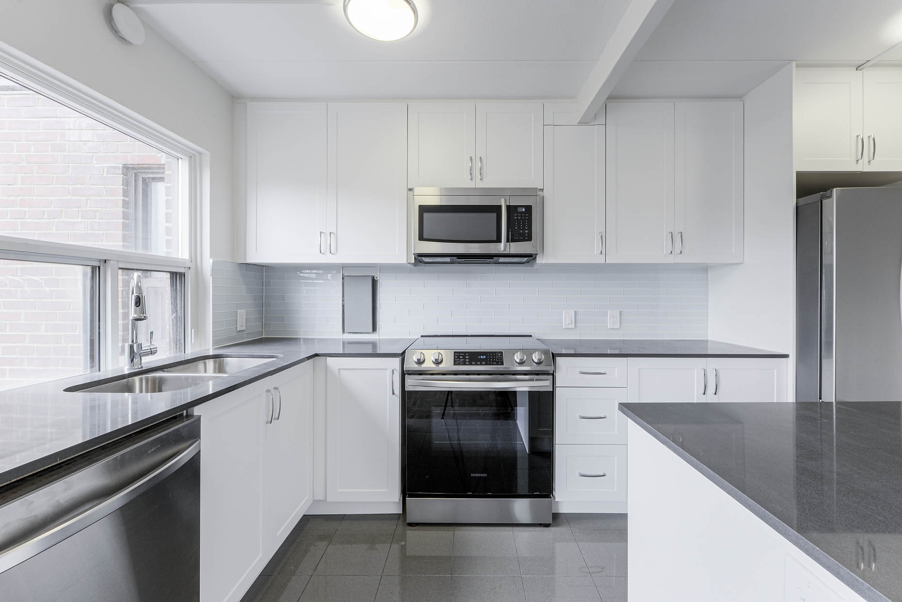 143 Stephen Drive, Etobicoke, ON M8Y 3N5 — photo 2