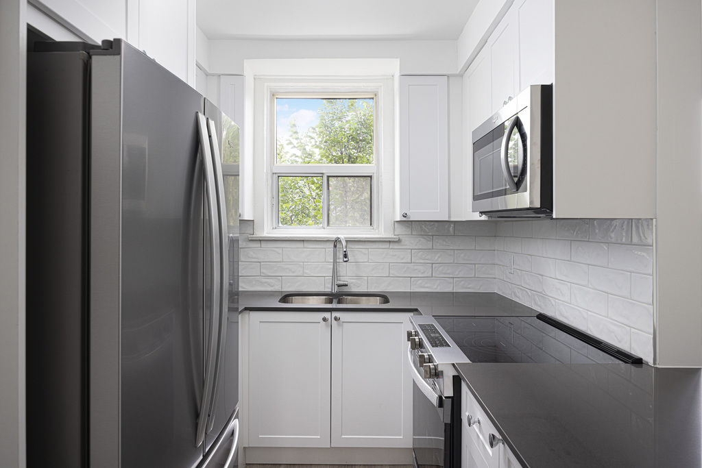 26 Albert Avenue, Etobicoke, ON M8V 2L4 — photo 2