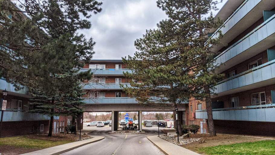 Essex Court Apartments - 216 Essex Avenue