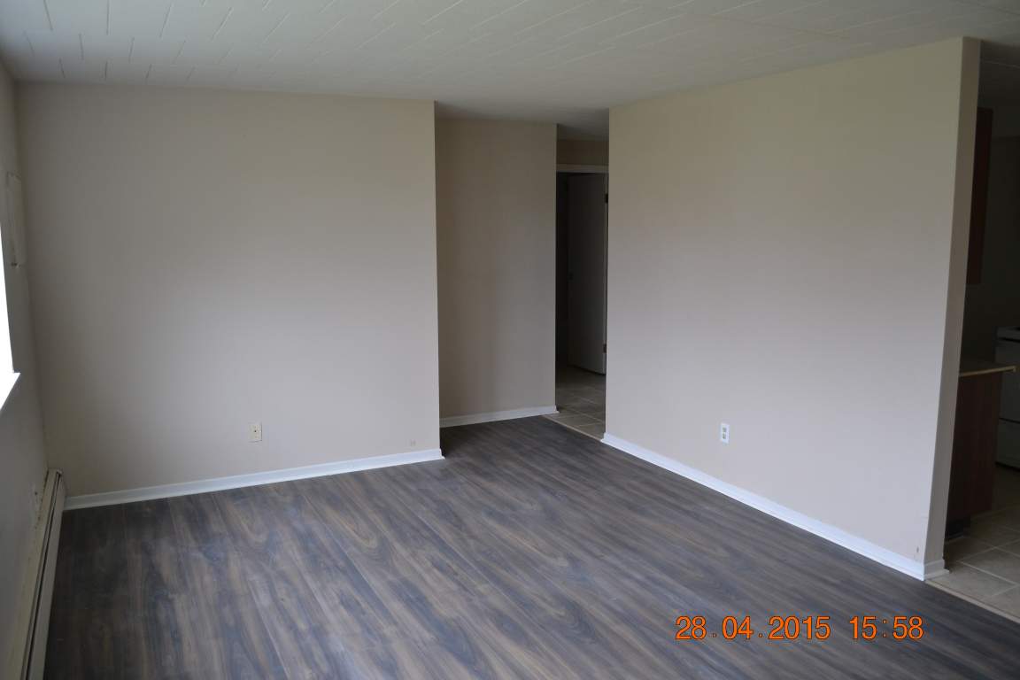 Courtyards of Parkway Apartments Meadowbrook Lane, Windsor, ON York