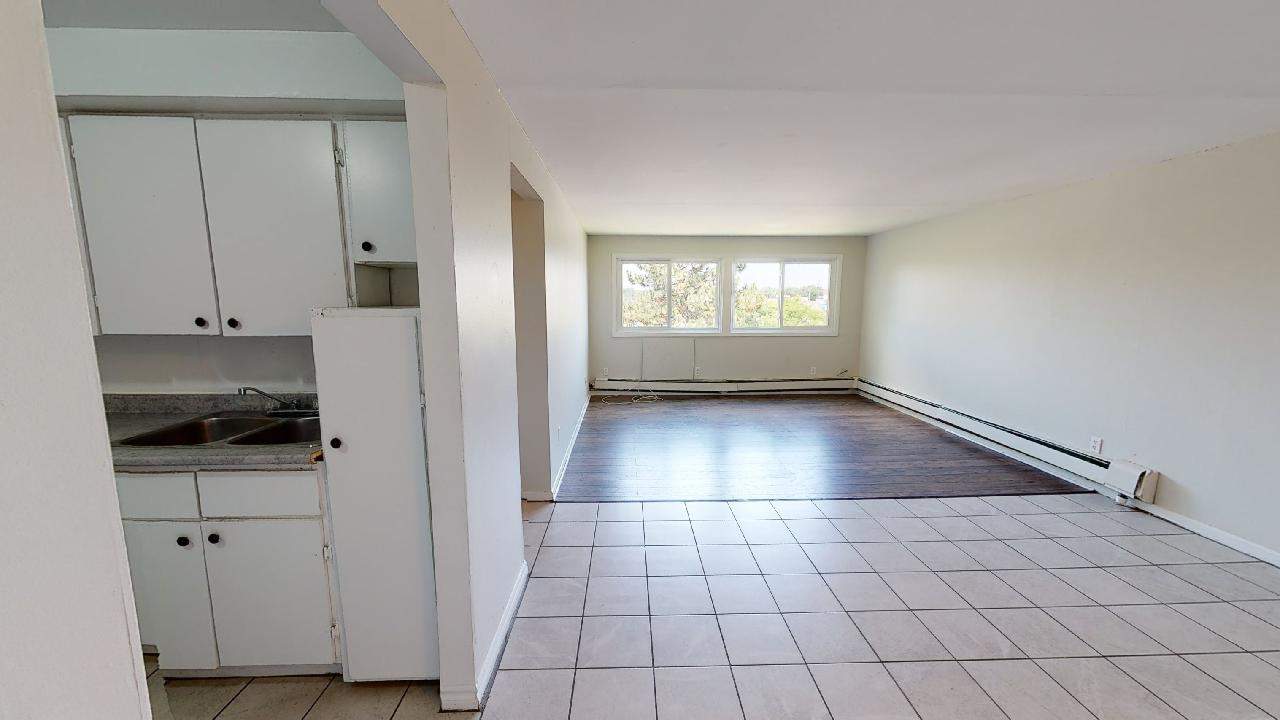 Courtyards of Parkway Apartments Meadowbrook Lane, Windsor, ON York