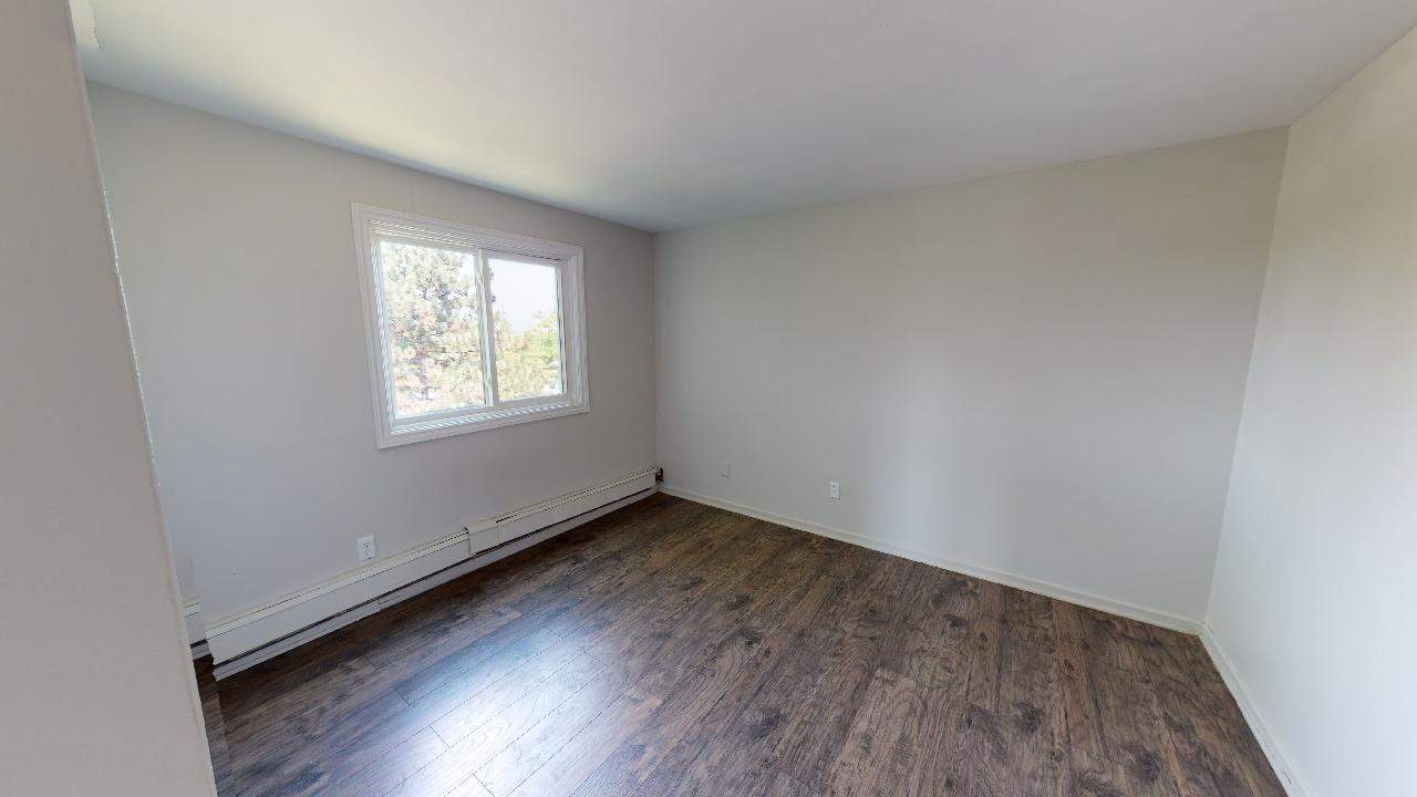 Courtyards of Parkway Apartments Meadowbrook Lane, Windsor, ON York