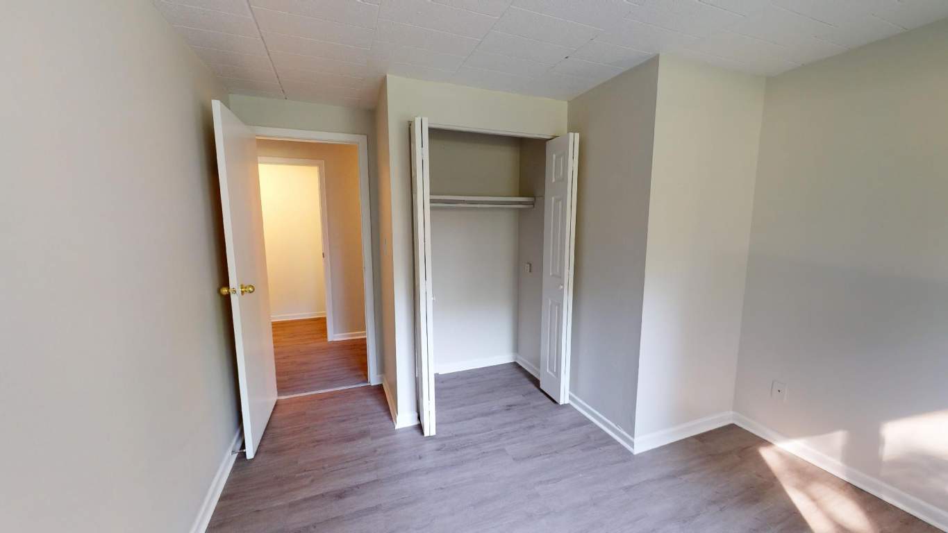 Courtyards of Parkway Apartments Meadowbrook Lane, Windsor, ON York