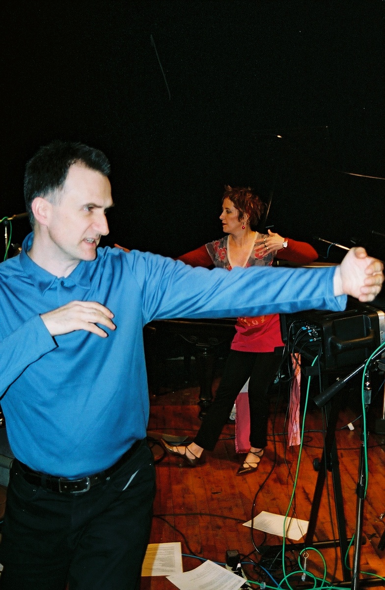 https://lynnbook.s3.amazonaws.com/flat_media/notesondes_2003_NYC-Roulette_conperf_photodoc12.jpg