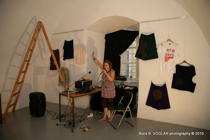 https://lynnbook.s3.amazonaws.com/flat_media/SongSpot_2010_Slovenia-Artstays_perfinstall_photodoc01.jpg
