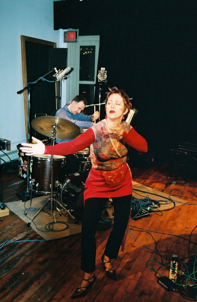 https://lynnbook.s3.amazonaws.com/flat_media/notesondes_2003_NYC-Roulette_conperf_photodoc05.jpg