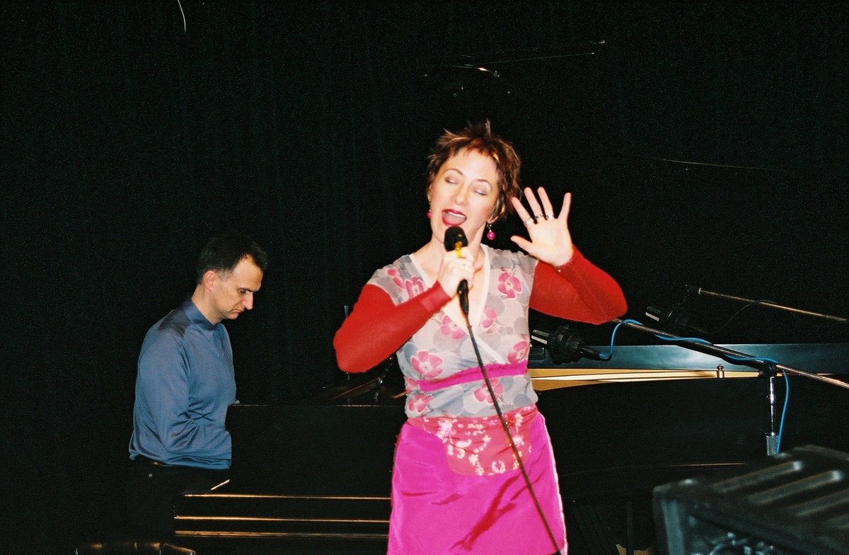 https://lynnbook.s3.amazonaws.com/flat_media/notesondes_2003_NYC-Roulette_conperf_photodoc19.jpg