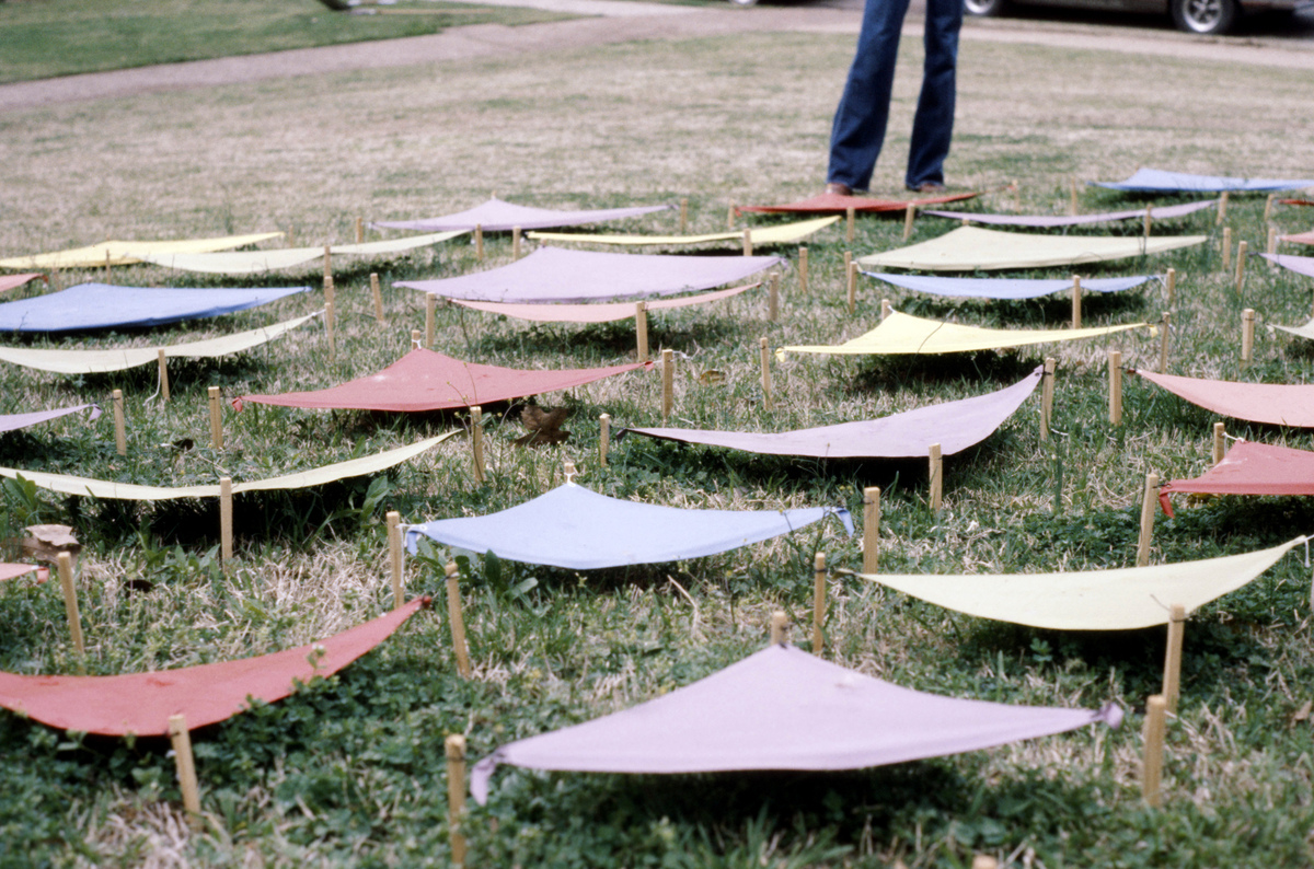 https://lynnbook.s3.amazonaws.com/flat_media/EarlyWorks_Sculpture_LBColorTriangleTheories_photoslide02.jpg