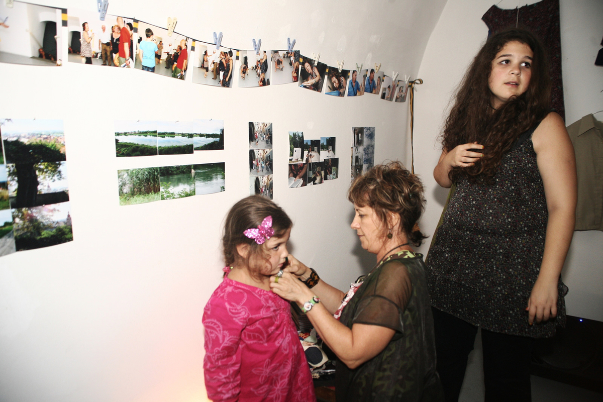 https://lynnbook.s3.amazonaws.com/flat_media/SongSpot_2010_Slovenia-Artstays_installation_photodoc10.jpg