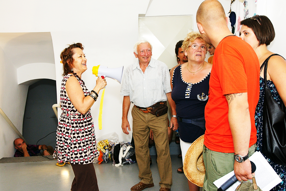 https://lynnbook.s3.amazonaws.com/flat_media/SongSpot_2010_Slovenia-Artstays_perfinstall_photodoc07.jpg
