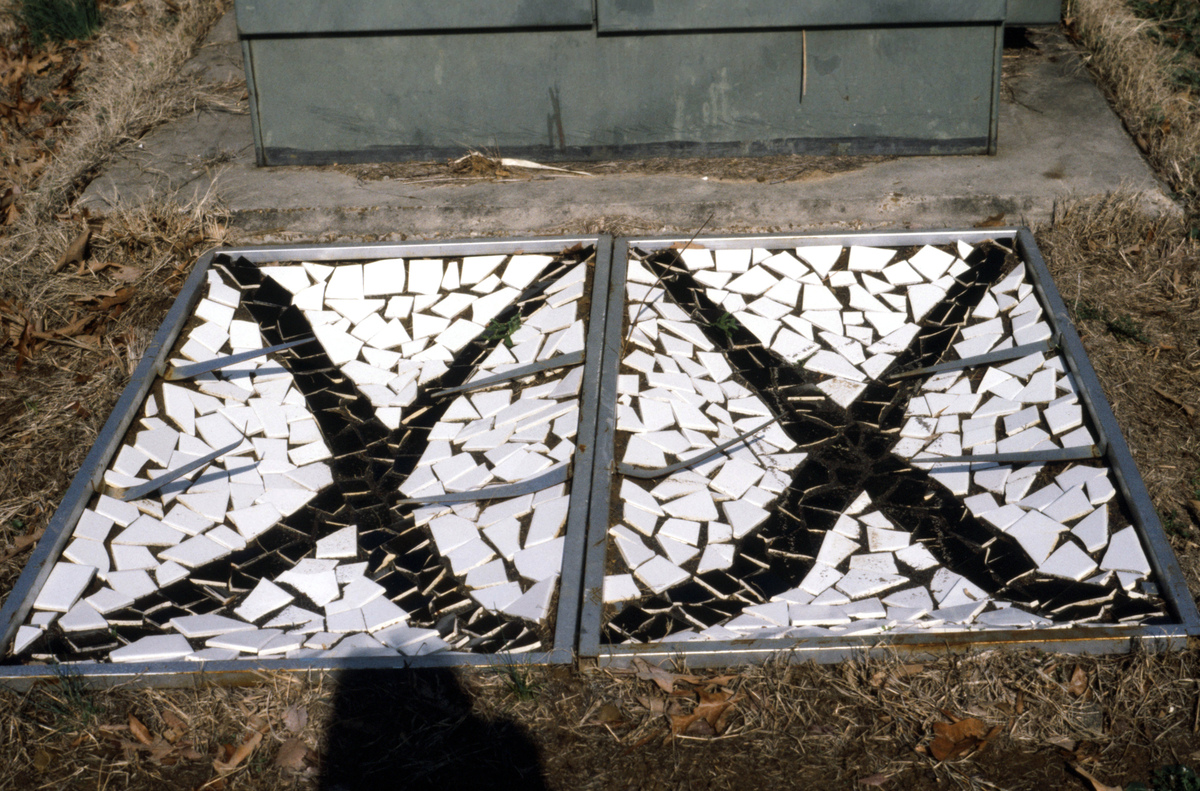 https://lynnbook.s3.amazonaws.com/flat_media/EarlyWorks_Sculpture_DoubleXDanger_photoslide04.jpg