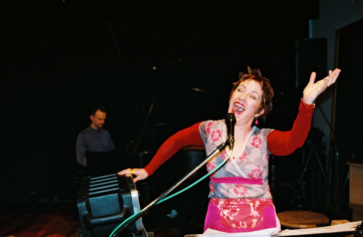 https://lynnbook.s3.amazonaws.com/flat_media/notesondes_2003_NYC-Roulette_conperf_photodoc17.jpg https://lynnbook.s3.amazonaws.com/flat_media/notesondes_2003_NYC-Roulette_conperf_photodoc17.jpg