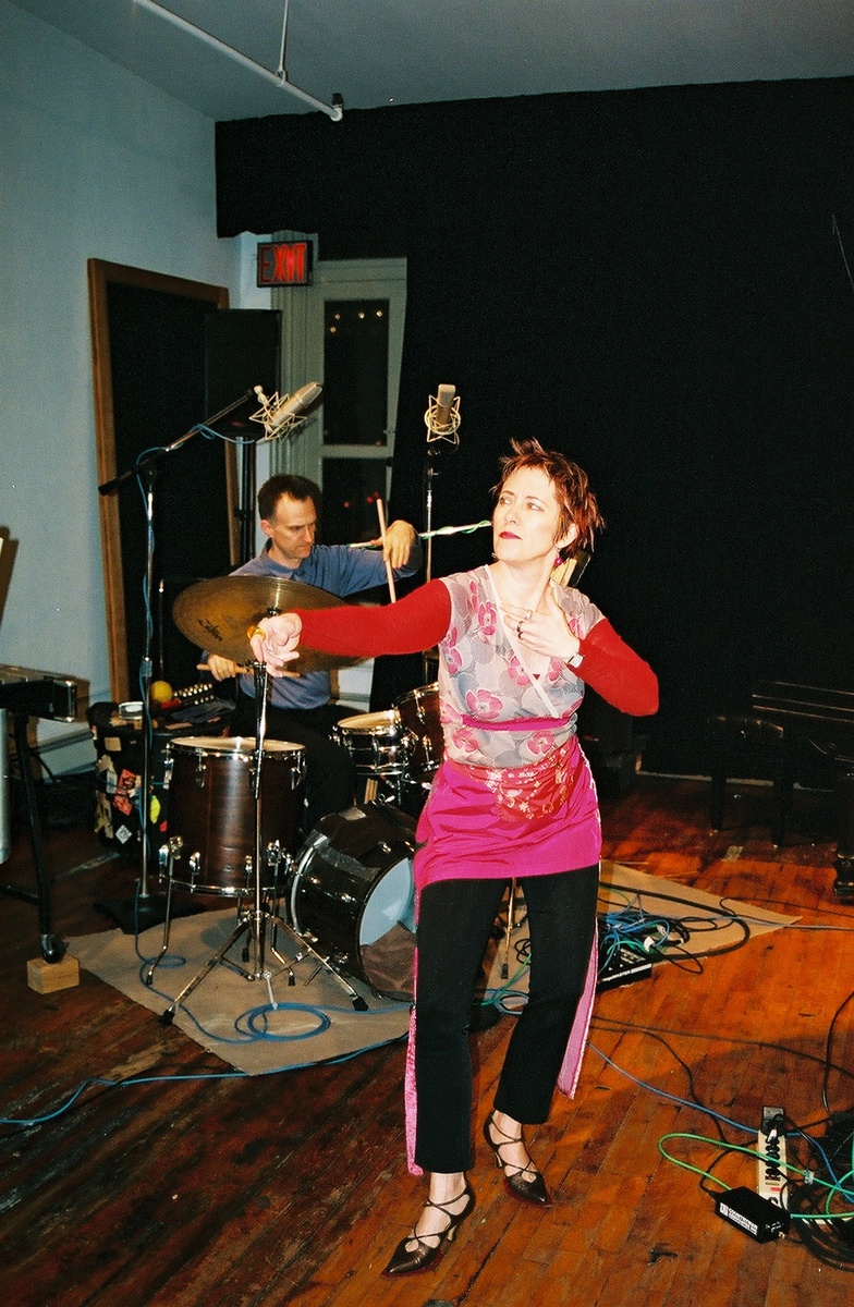 https://lynnbook.s3.amazonaws.com/flat_media/notesondes_2003_NYC-Roulette_conperf_photodoc06.jpg https://lynnbook.s3.amazonaws.com/flat_media/notesondes_2003_NYC-Roulette_conperf_photodoc06.jpg