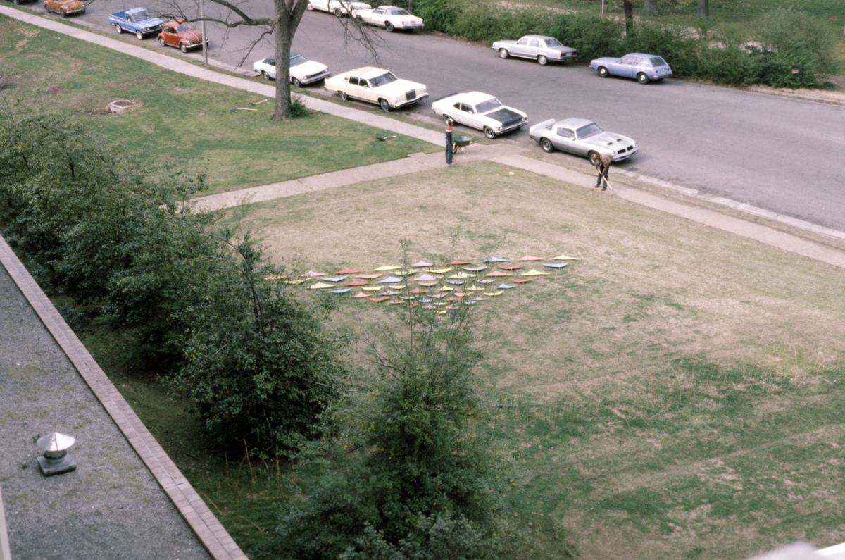 https://lynnbook.s3.amazonaws.com/flat_media/EarlyWorks_Sculpture_LBColorTriangleTheories_photoslide05.jpg