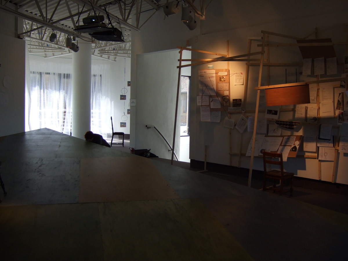 https://lynnbook.s3.amazonaws.com/flat_media/ReNext_2007_WS-SECCA_perf-exhib_exhibitionshots03.jpg