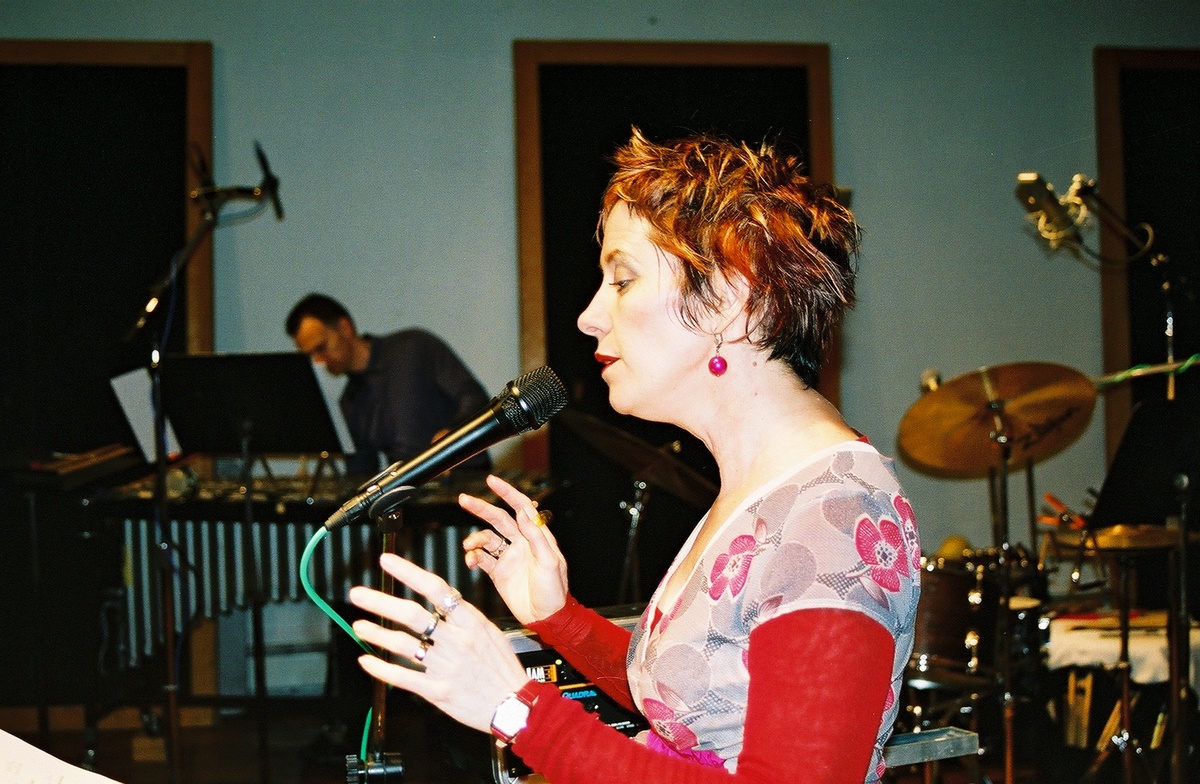 https://lynnbook.s3.amazonaws.com/flat_media/notesondes_2003_NYC-Roulette_conperf_photodoc09.jpg https://lynnbook.s3.amazonaws.com/flat_media/notesondes_2003_NYC-Roulette_conperf_photodoc09.jpg