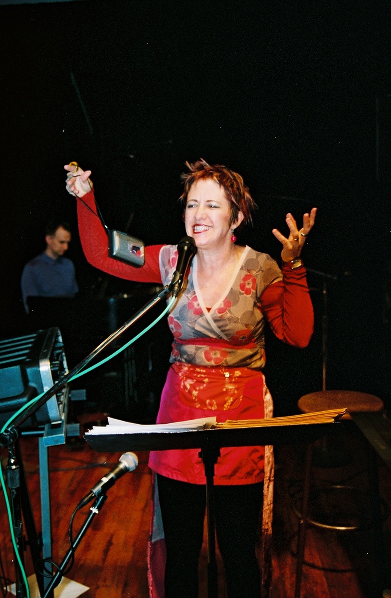 https://lynnbook.s3.amazonaws.com/flat_media/notesondes_2003_NYC-Roulette_conperf_photodoc15.jpg