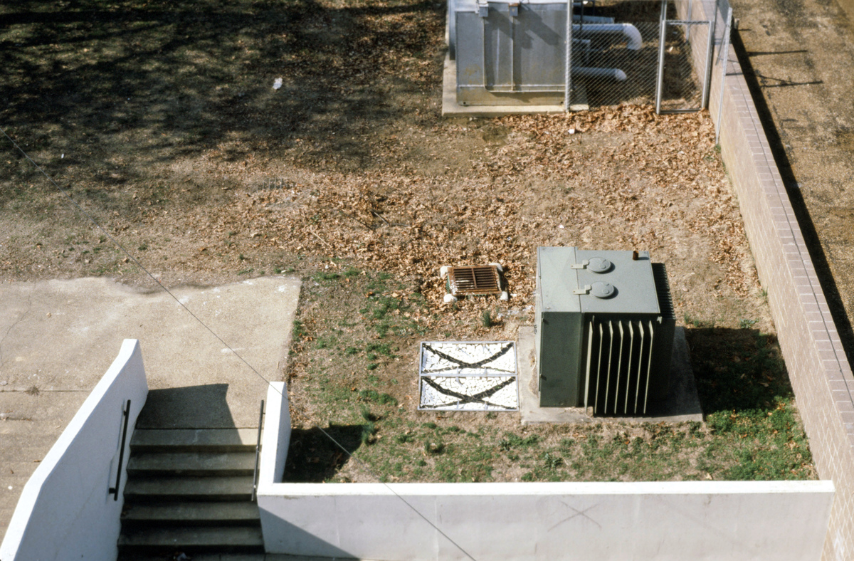 https://lynnbook.s3.amazonaws.com/flat_media/EarlyWorks_Sculpture_DoubleXDanger_photoslide01.jpg