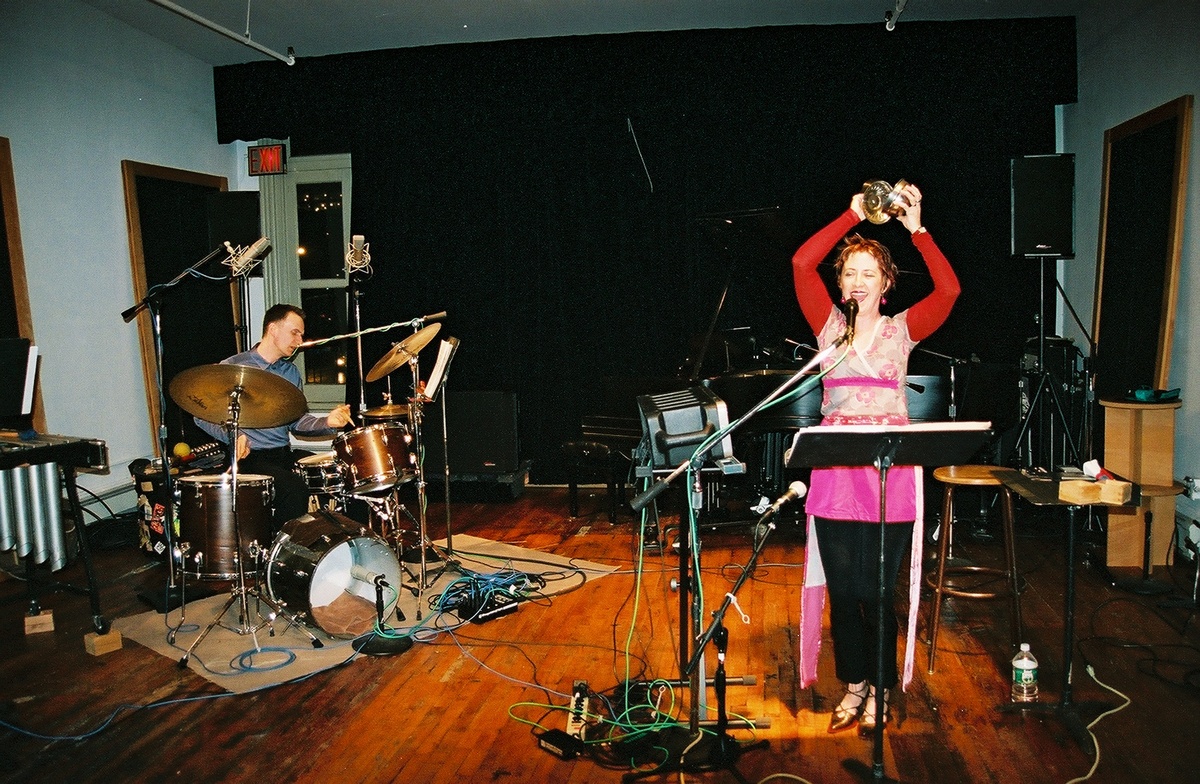 https://lynnbook.s3.amazonaws.com/flat_media/notesondes_2003_NYC-Roulette_conperf_photodoc16.jpg