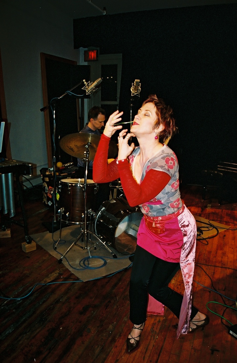 https://lynnbook.s3.amazonaws.com/flat_media/notesondes_2003_NYC-Roulette_conperf_photodoc07.jpg https://lynnbook.s3.amazonaws.com/flat_media/notesondes_2003_NYC-Roulette_conperf_photodoc07.jpg