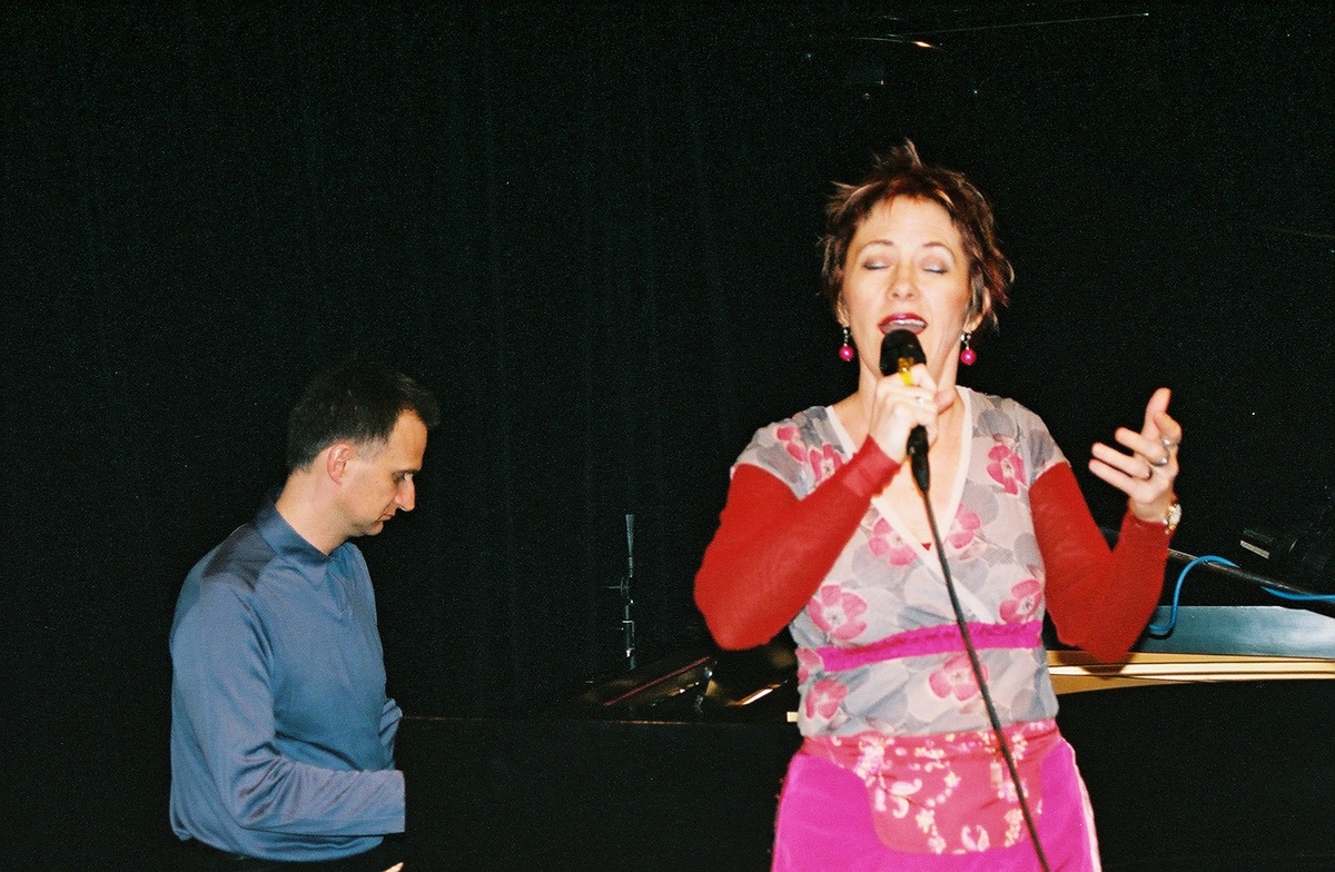 https://lynnbook.s3.amazonaws.com/flat_media/notesondes_2003_NYC-Roulette_conperf_photodoc20.jpg https://lynnbook.s3.amazonaws.com/flat_media/notesondes_2003_NYC-Roulette_conperf_photodoc20.jpg
