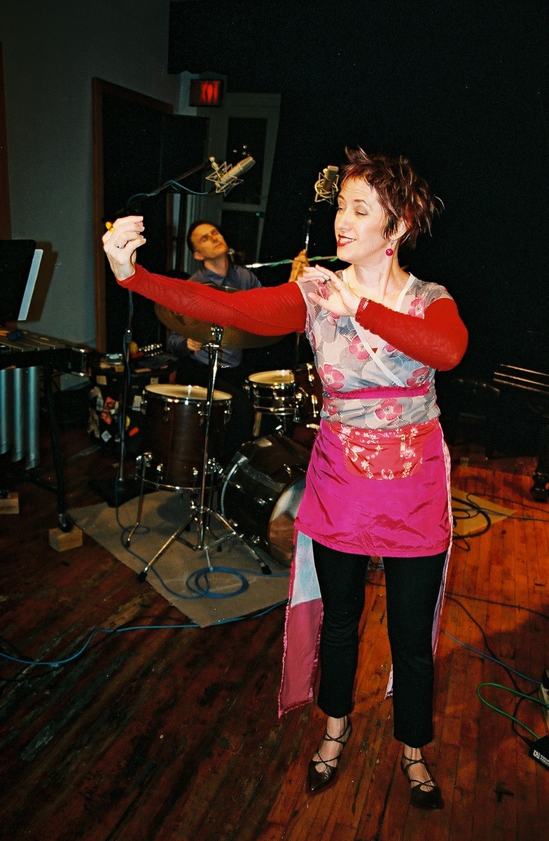 https://lynnbook.s3.amazonaws.com/flat_media/notesondes_2003_NYC-Roulette_conperf_photodoc01.jpg