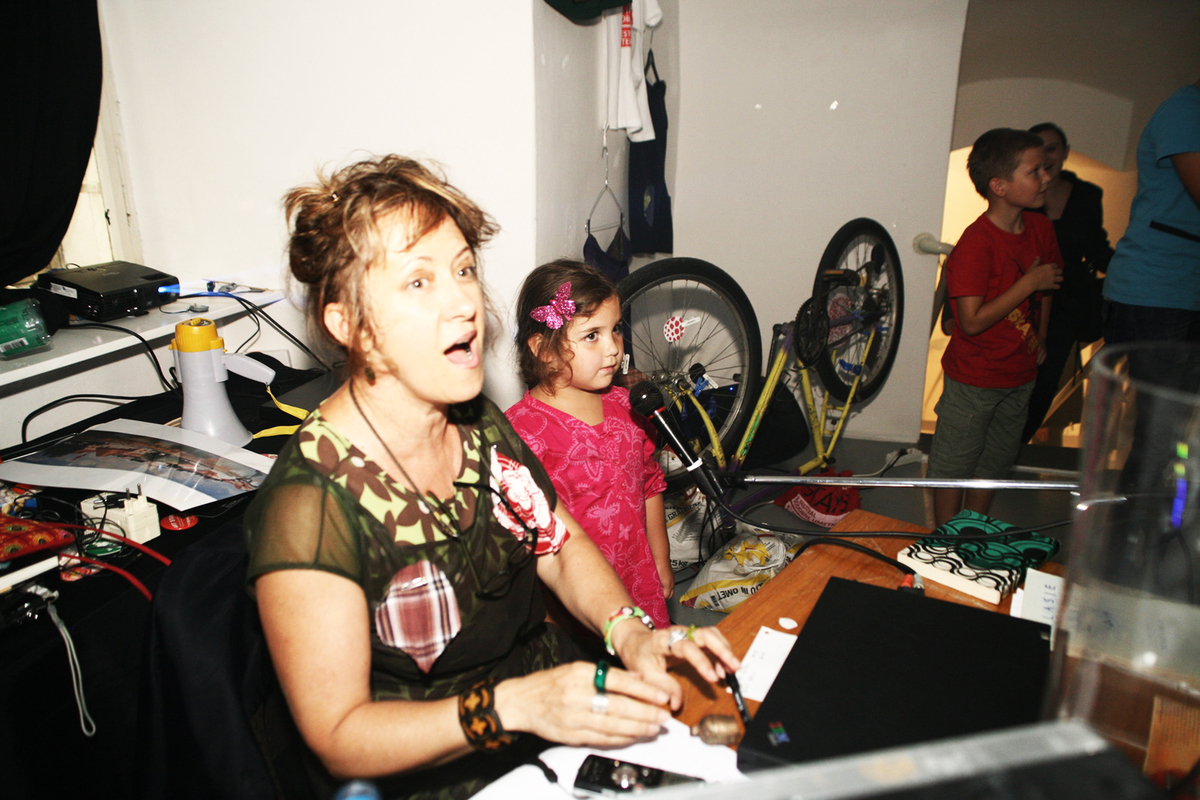 https://lynnbook.s3.amazonaws.com/flat_media/SongSpot_2010_Slovenia-Artstays_multperf_fin_photodoc05.jpg