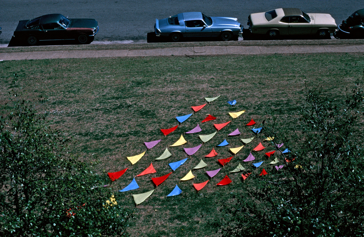 https://lynnbook.s3.amazonaws.com/flat_media/EarlyWorks_Sculpture_LBColorTriangleTheories_photoslide01.jpg