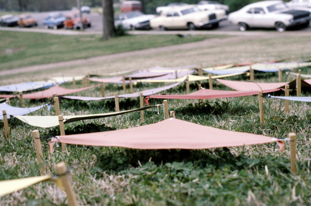 https://lynnbook.s3.amazonaws.com/flat_media/EarlyWorks_Sculpture_LBColorTriangleTheories_photoslide03.jpg