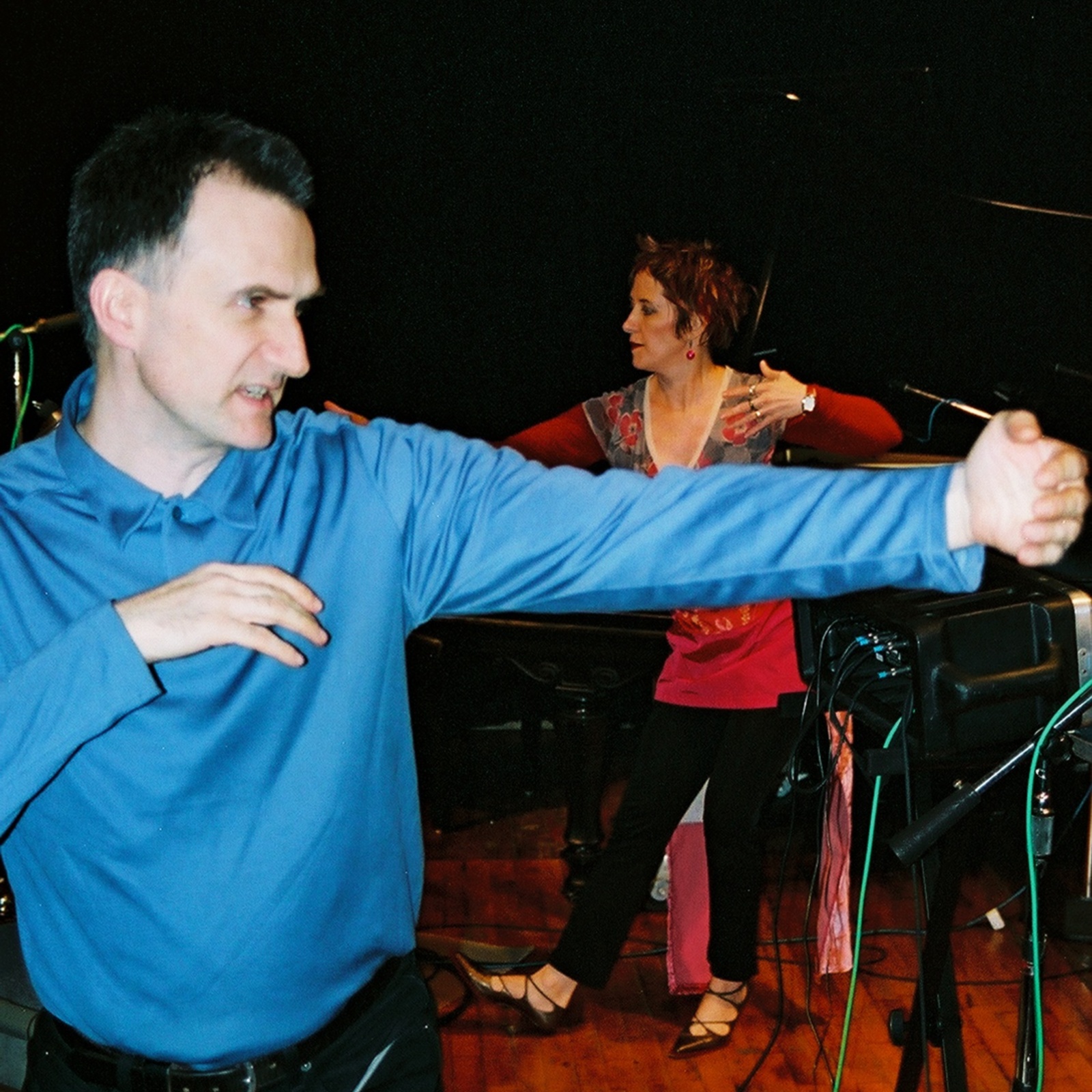 https://lynnbook.s3.amazonaws.com/flat_media/notesondes_2003_NYC-Roulette_conperf_photodoc12.jpg