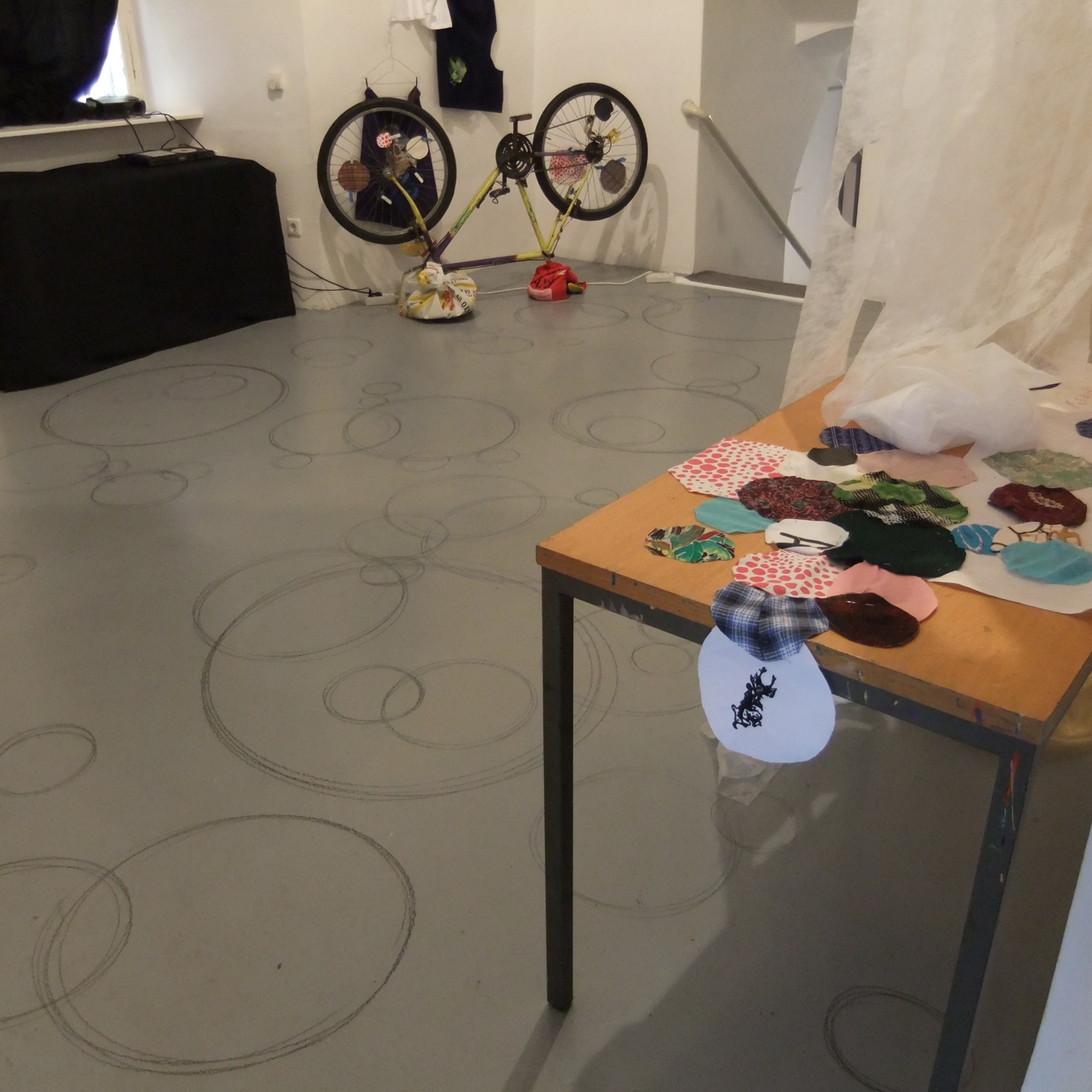 https://lynnbook.s3.amazonaws.com/flat_media/SongSpot_2010_Slovenia-Artstays_installation_processdoc10.JPG