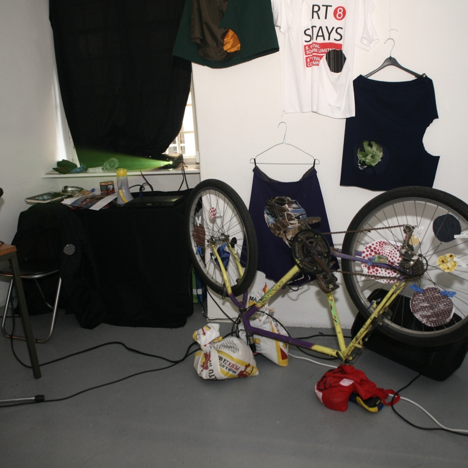 https://lynnbook.s3.amazonaws.com/flat_media/SongSpot_2010_Slovenia-Artstays_installation_processdoc01.JPG
