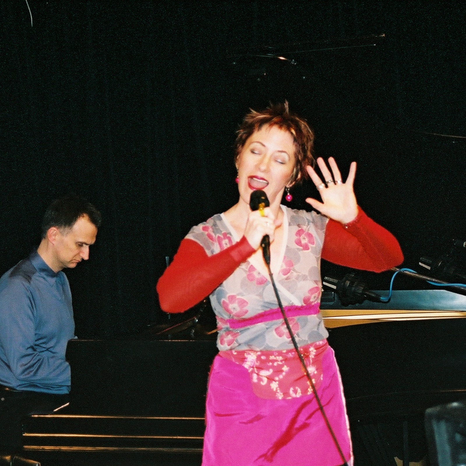 https://lynnbook.s3.amazonaws.com/flat_media/notesondes_2003_NYC-Roulette_conperf_photodoc19.jpg