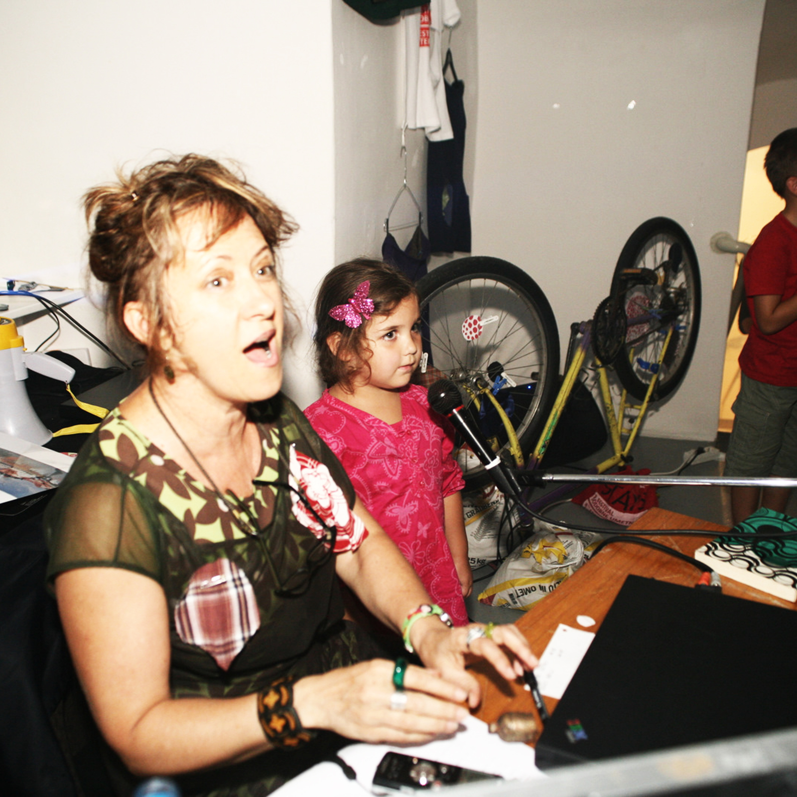https://lynnbook.s3.amazonaws.com/flat_media/SongSpot_2010_Slovenia-Artstays_multperf_fin_photodoc05.jpg