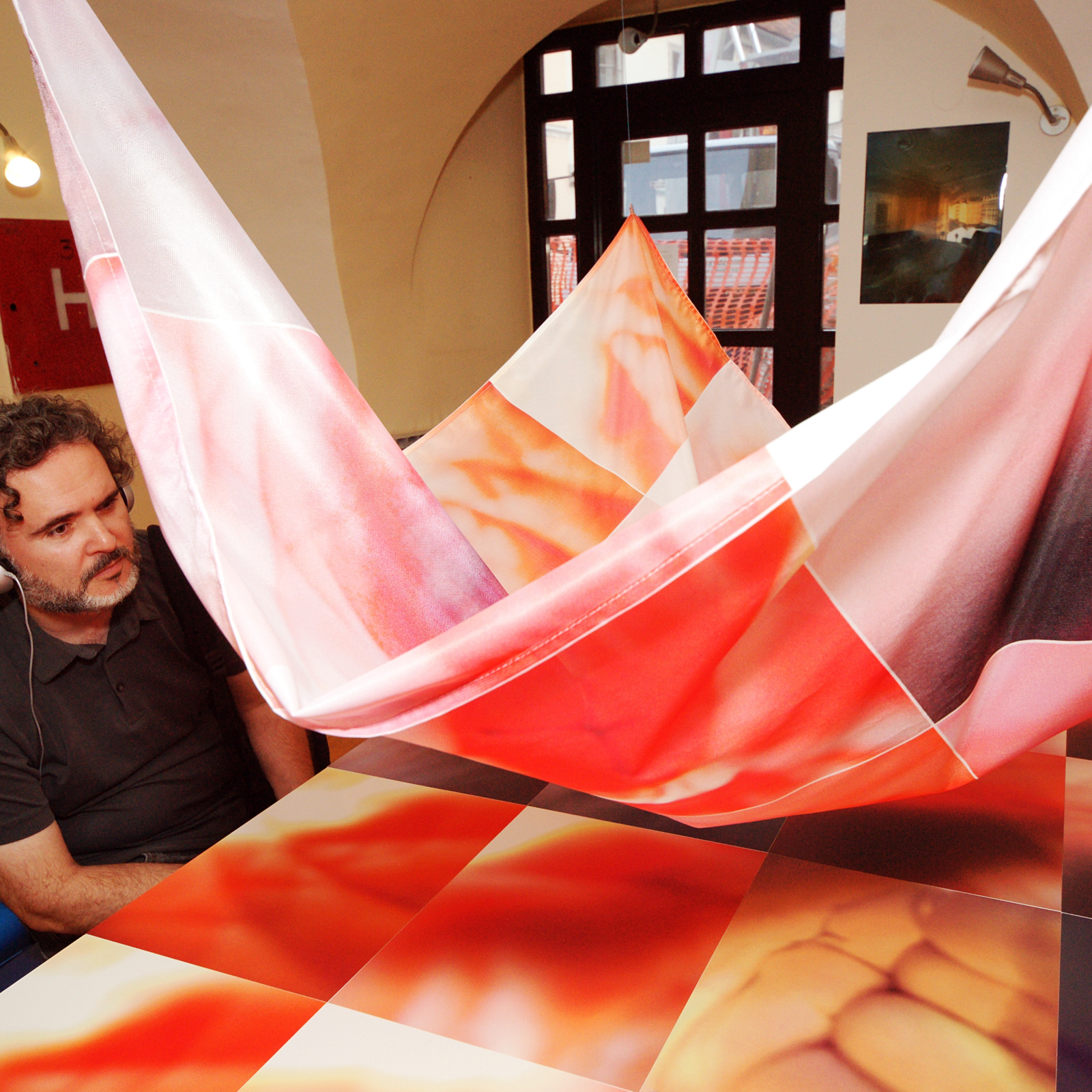 https://lynnbook.s3.amazonaws.com/flat_media/Organomics_2011_Sloven-Artstays_soundinstall_photo03.jpg