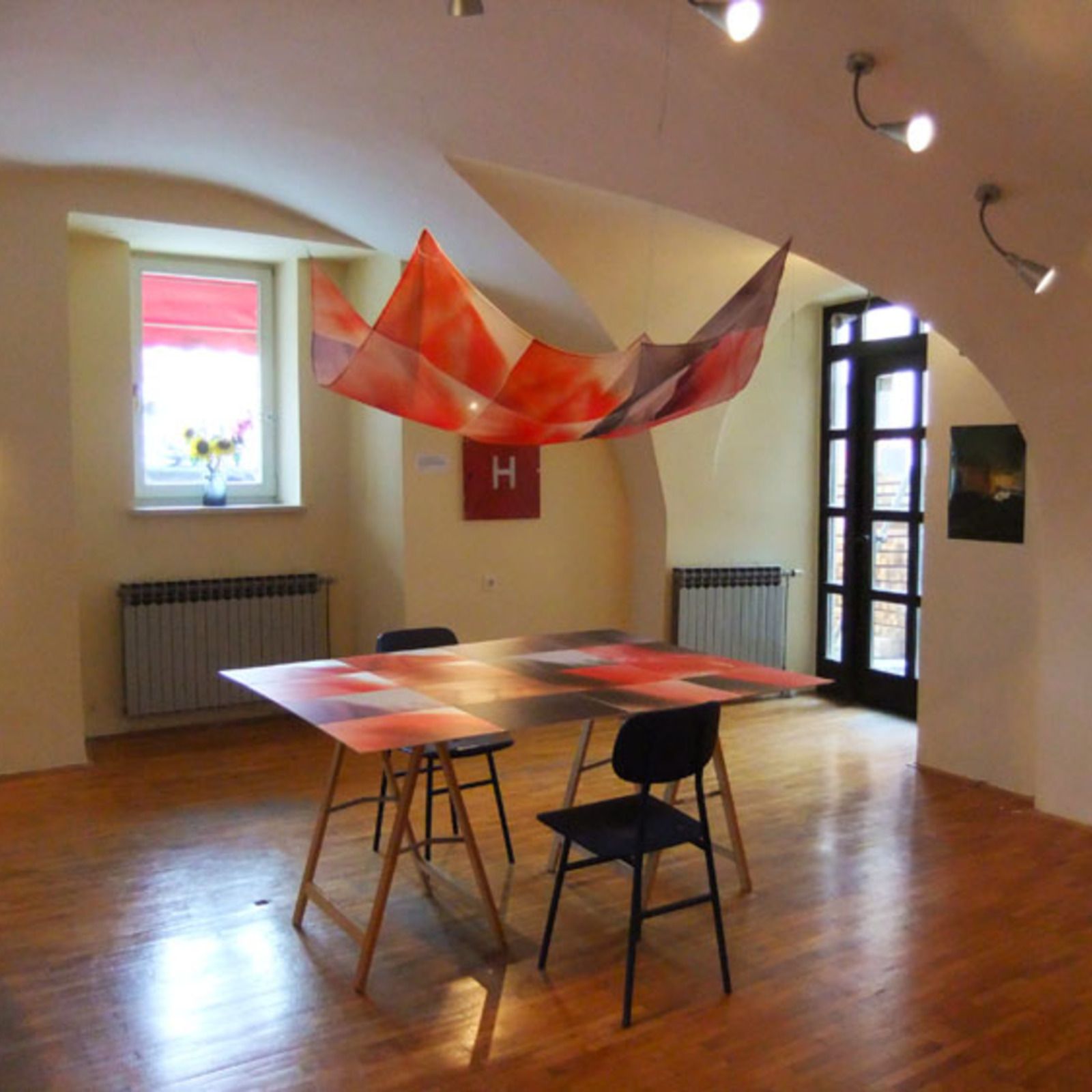 https://lynnbook.s3.amazonaws.com/flat_media/Organomics_2011_Sloven-Artstays_soundinstall_photo01.jpg