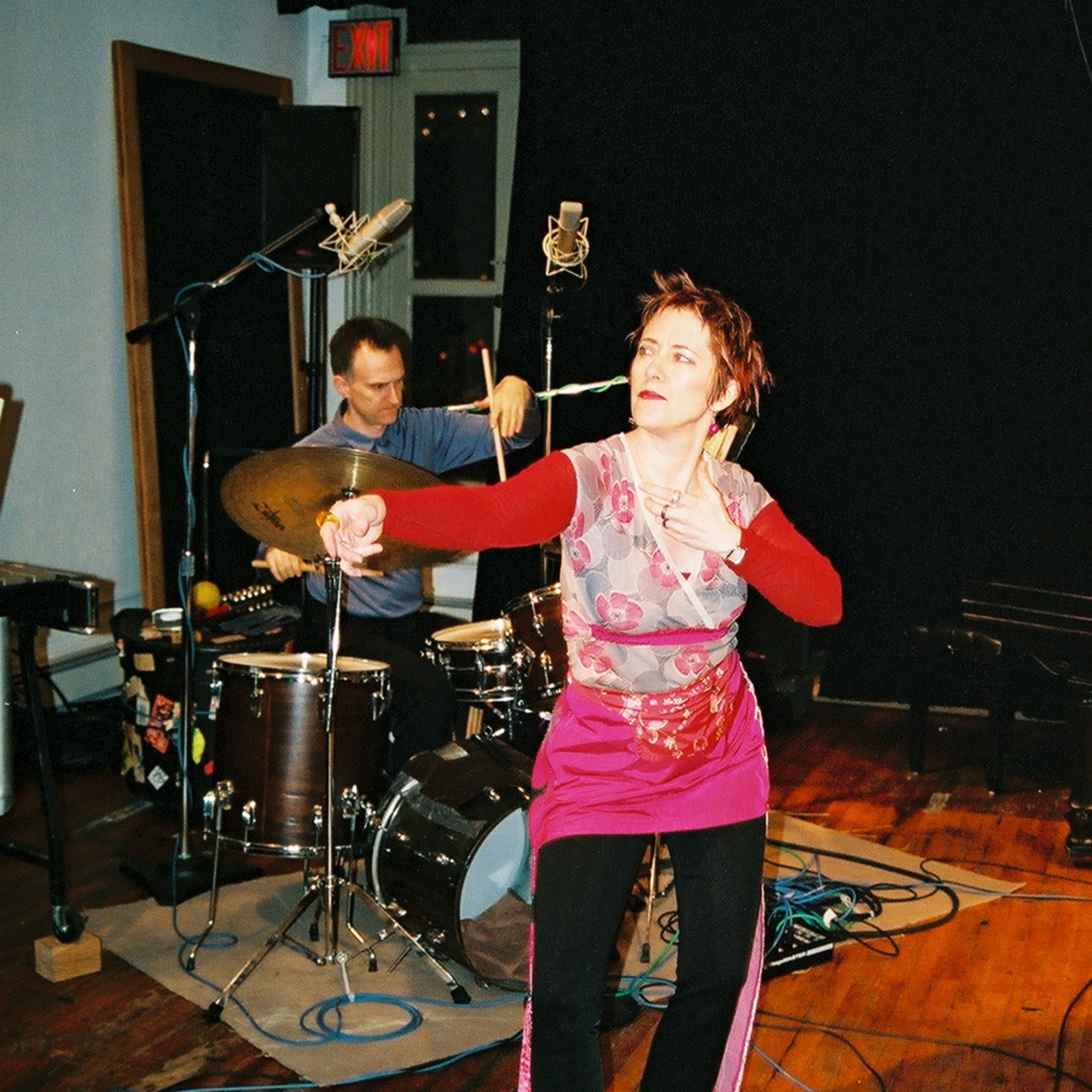https://lynnbook.s3.amazonaws.com/flat_media/notesondes_2003_NYC-Roulette_conperf_photodoc06.jpg