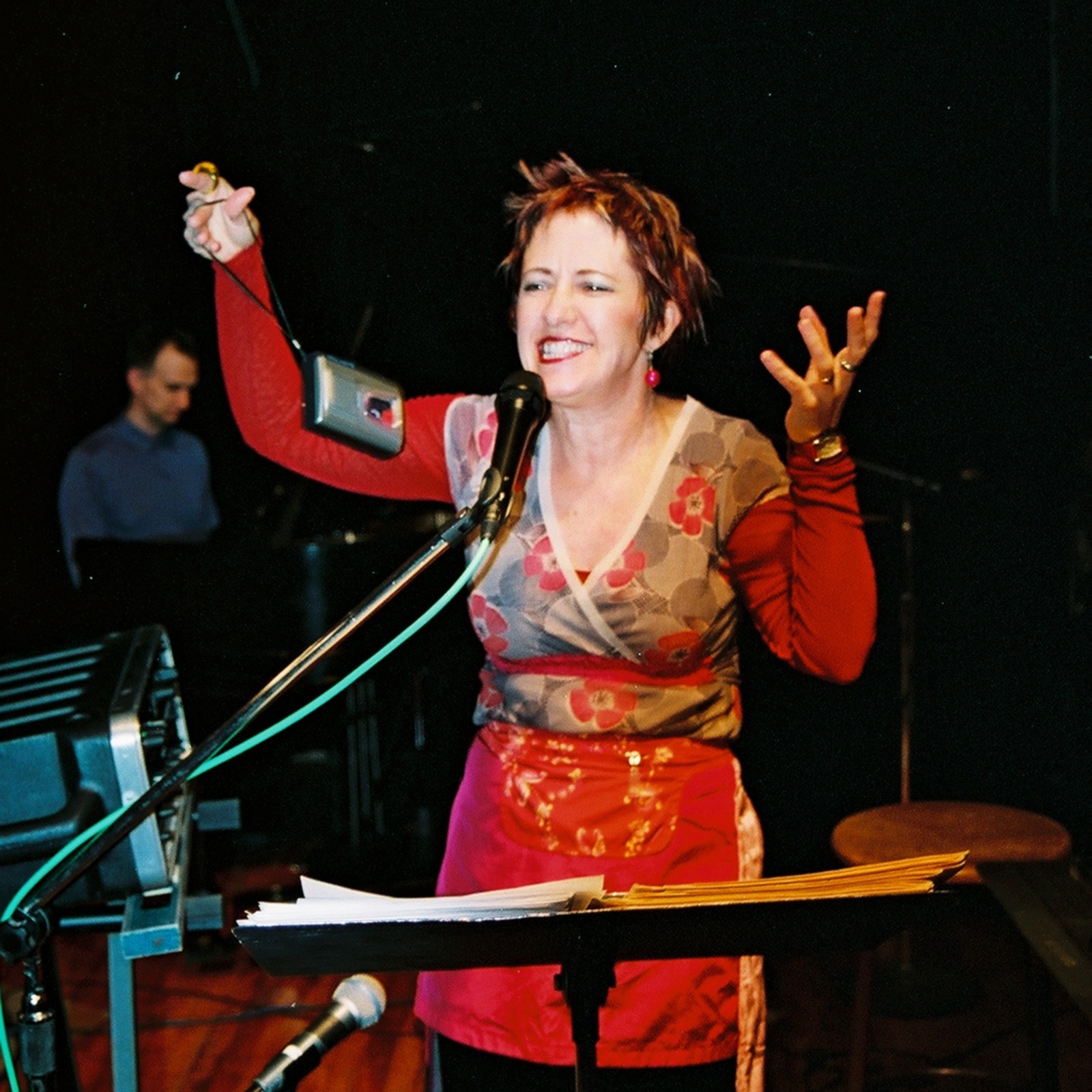 https://lynnbook.s3.amazonaws.com/flat_media/notesondes_2003_NYC-Roulette_conperf_photodoc15.jpg