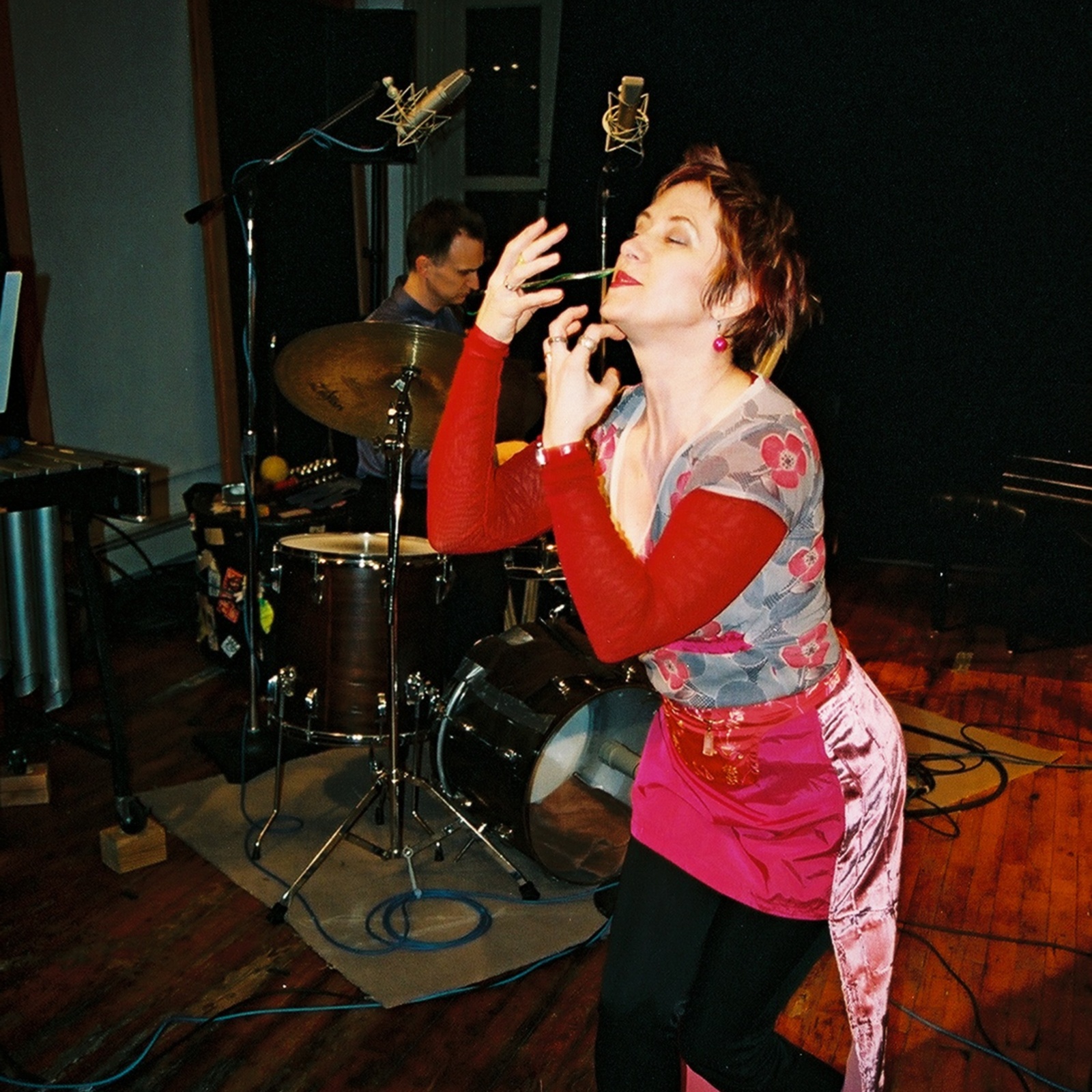 https://lynnbook.s3.amazonaws.com/flat_media/notesondes_2003_NYC-Roulette_conperf_photodoc07.jpg