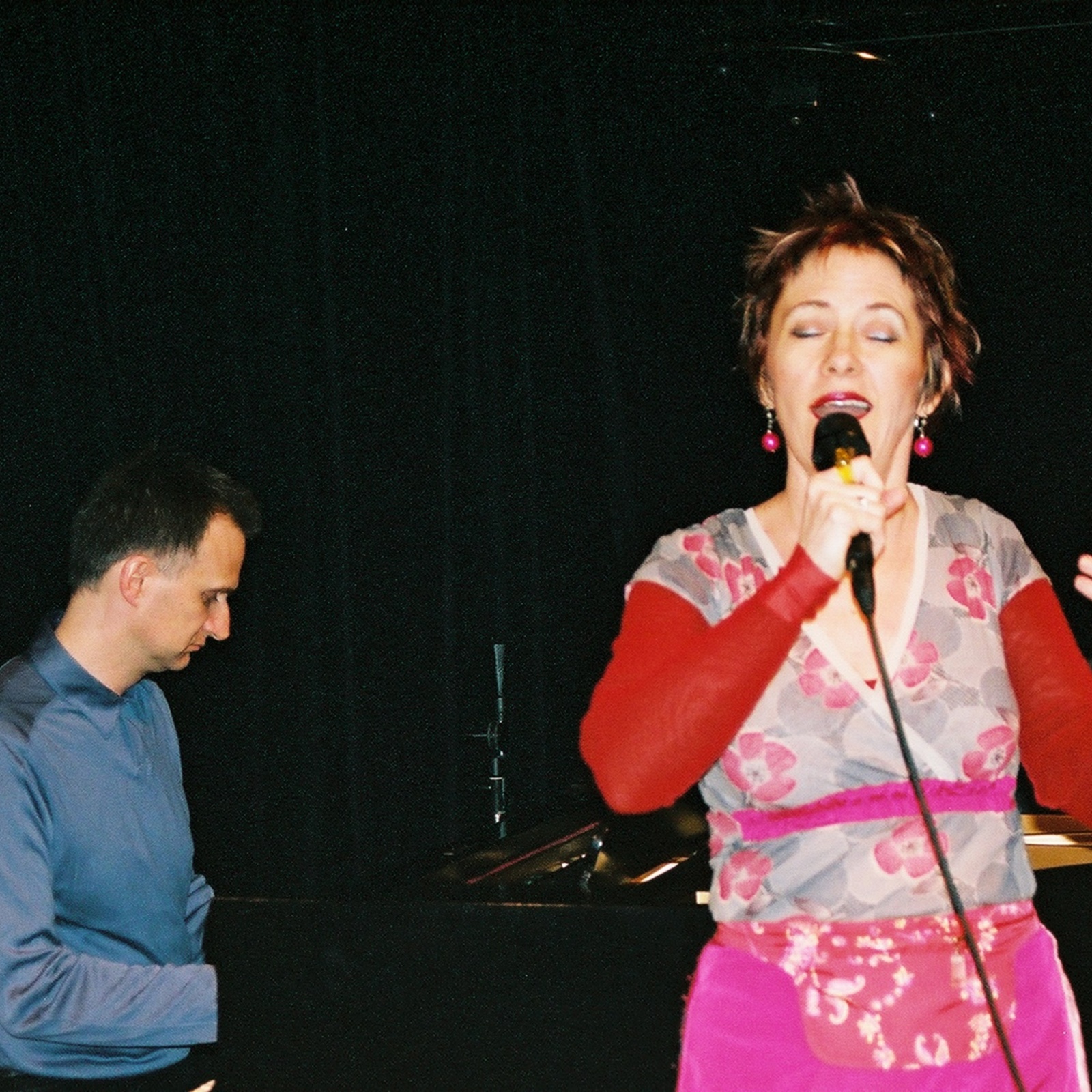 https://lynnbook.s3.amazonaws.com/flat_media/notesondes_2003_NYC-Roulette_conperf_photodoc20.jpg