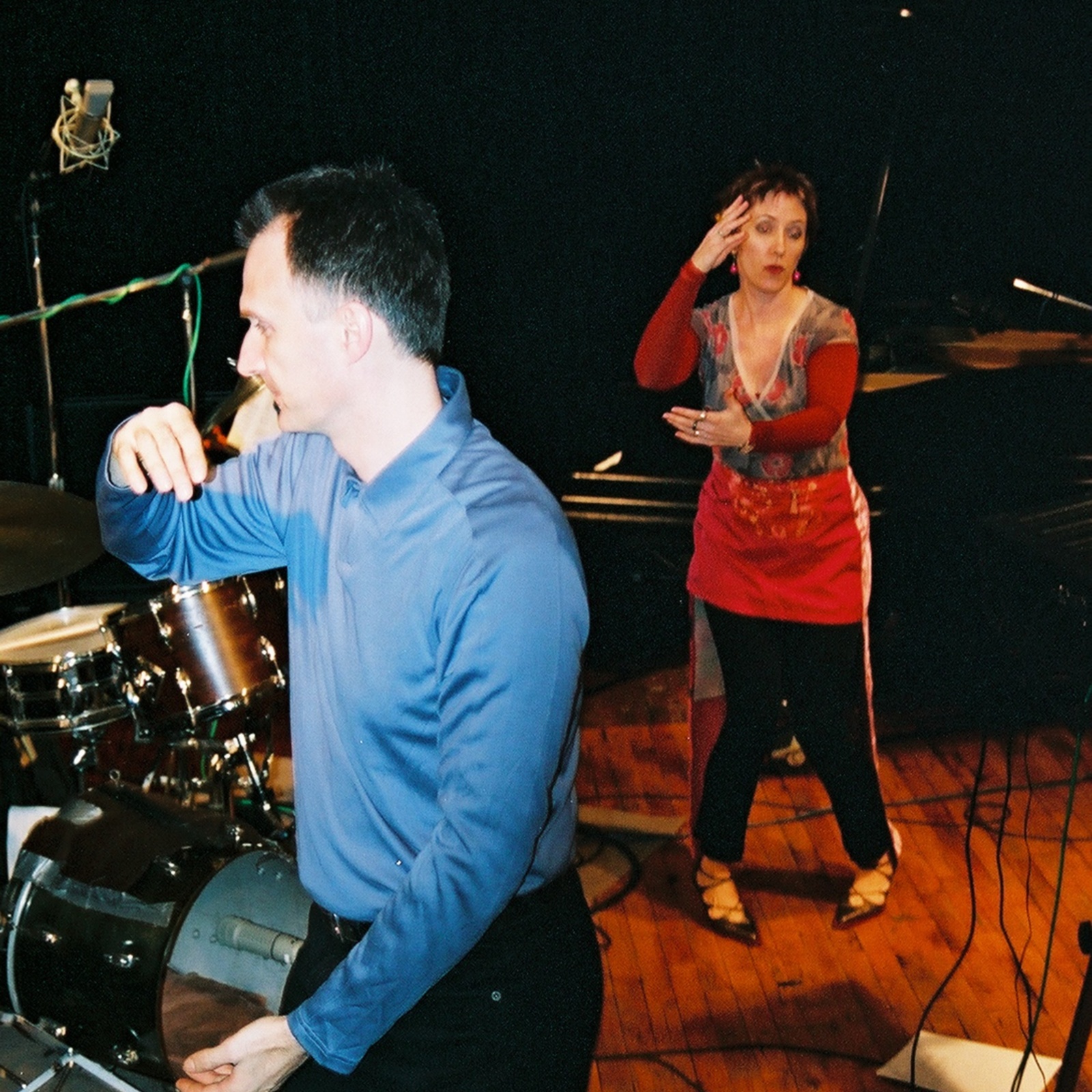 https://lynnbook.s3.amazonaws.com/flat_media/notesondes_2003_NYC-Roulette_conperf_photodoc11.jpg