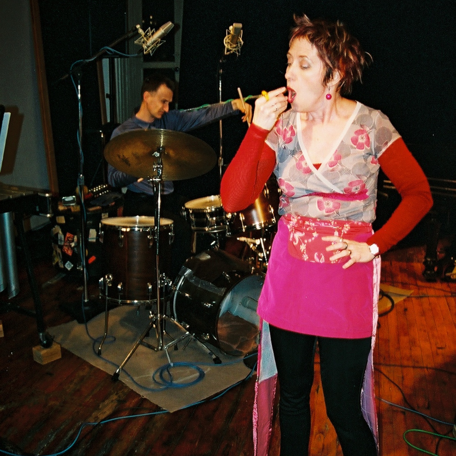 https://lynnbook.s3.amazonaws.com/flat_media/notesondes_2003_NYC-Roulette_conperf_photodoc02.jpg