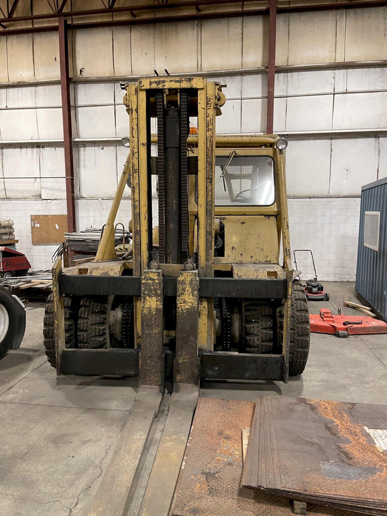 30000lbs. TOWMOTOR FORKLIFT Deer Creek Machinery