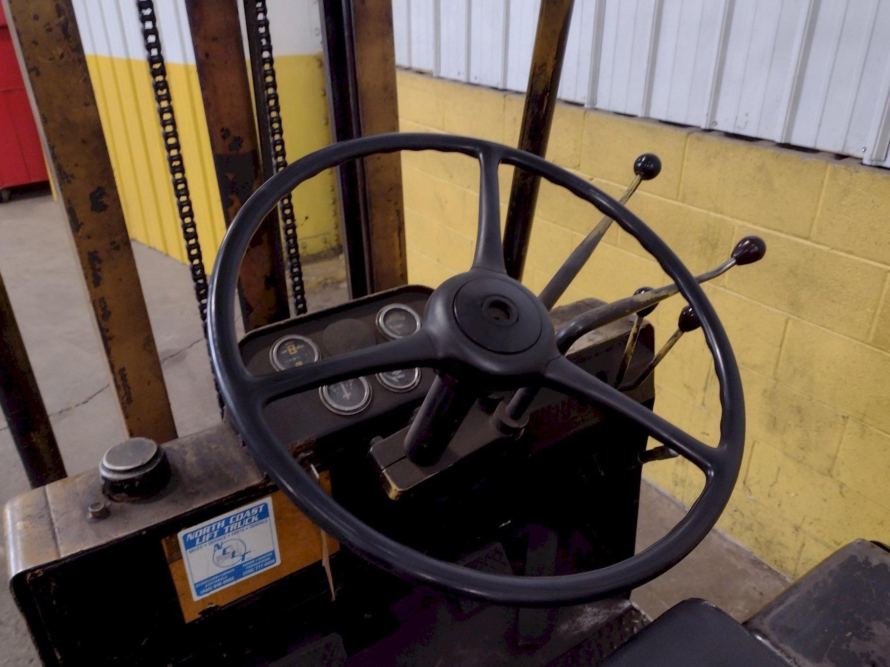 3000 LBS TOWMOTOR MODEL #4225 LP GAS FORKLIFT: STOCK #17287