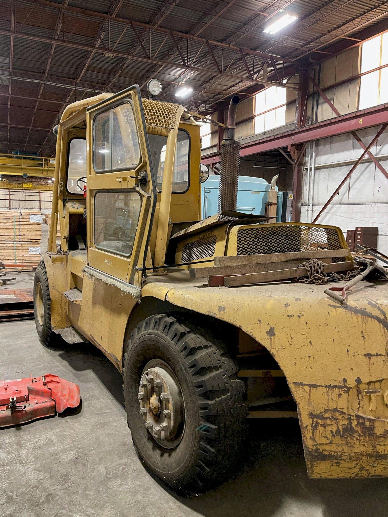 30000lbs. TOWMOTOR FORKLIFT Deer Creek Machinery