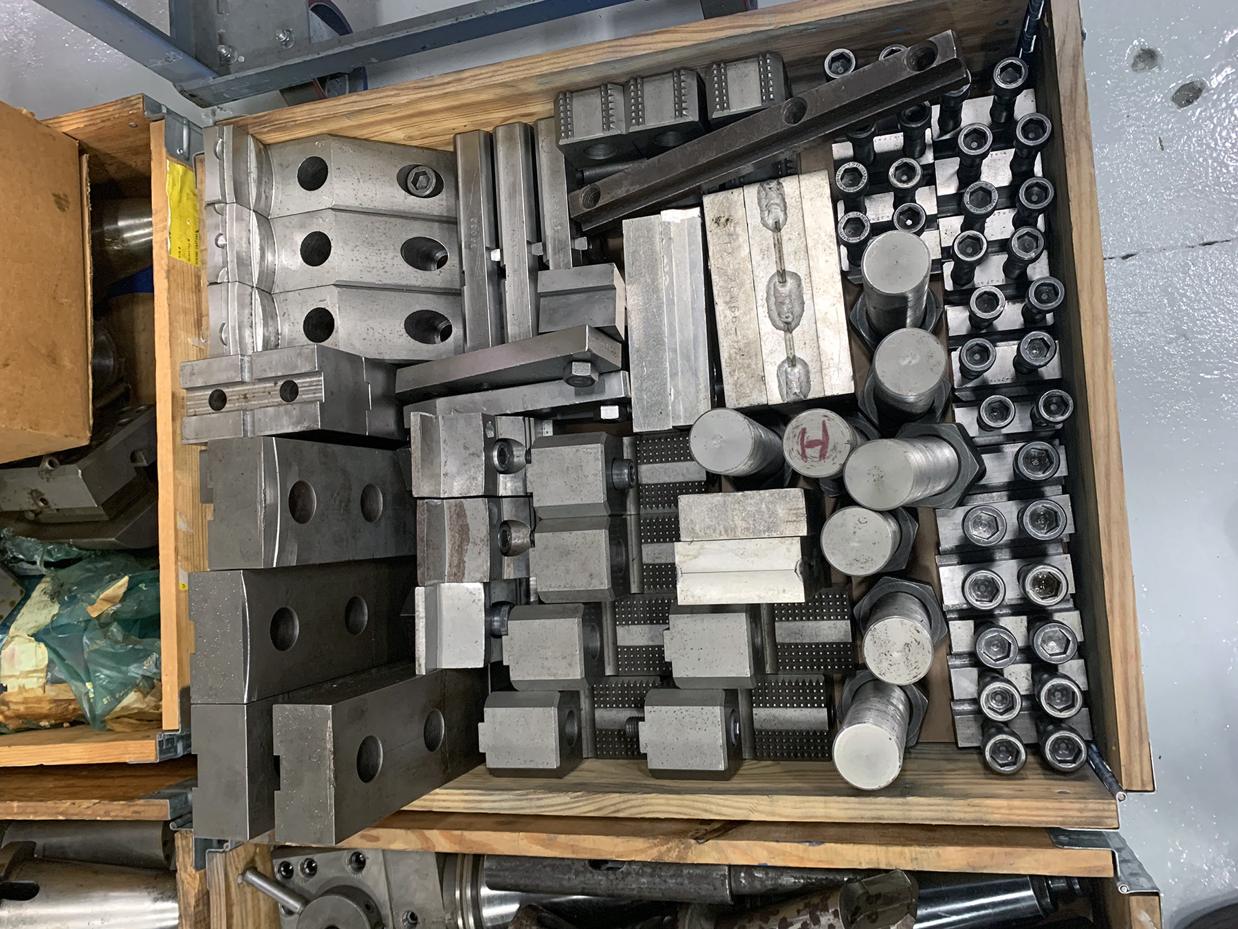 USED, LOT OF 60 TAPER TURNING, BORING, AND MILLING TOOL HOLDERS