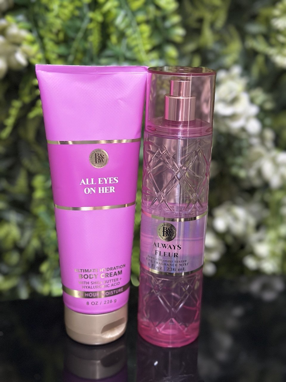 All Eyes On Her Bory Cream -Doce, floral e amadeirada, essa fragrância sabe dominar um ambiente com notas de frutas doces e jasmim suave enraizado em madeiras sedutoras.  Notas de fragrância: amora madura, jasmim forte e sândalo aveludado.