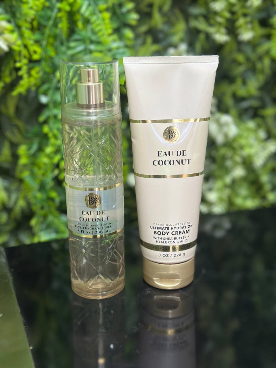 Kit Eau de Coconut - Uma abordagem elevada, mas divertida, de uma fragrância tropical de coco.  Notas de fragrância: leite de coco, lírio tropical e sândalo de baunilha.